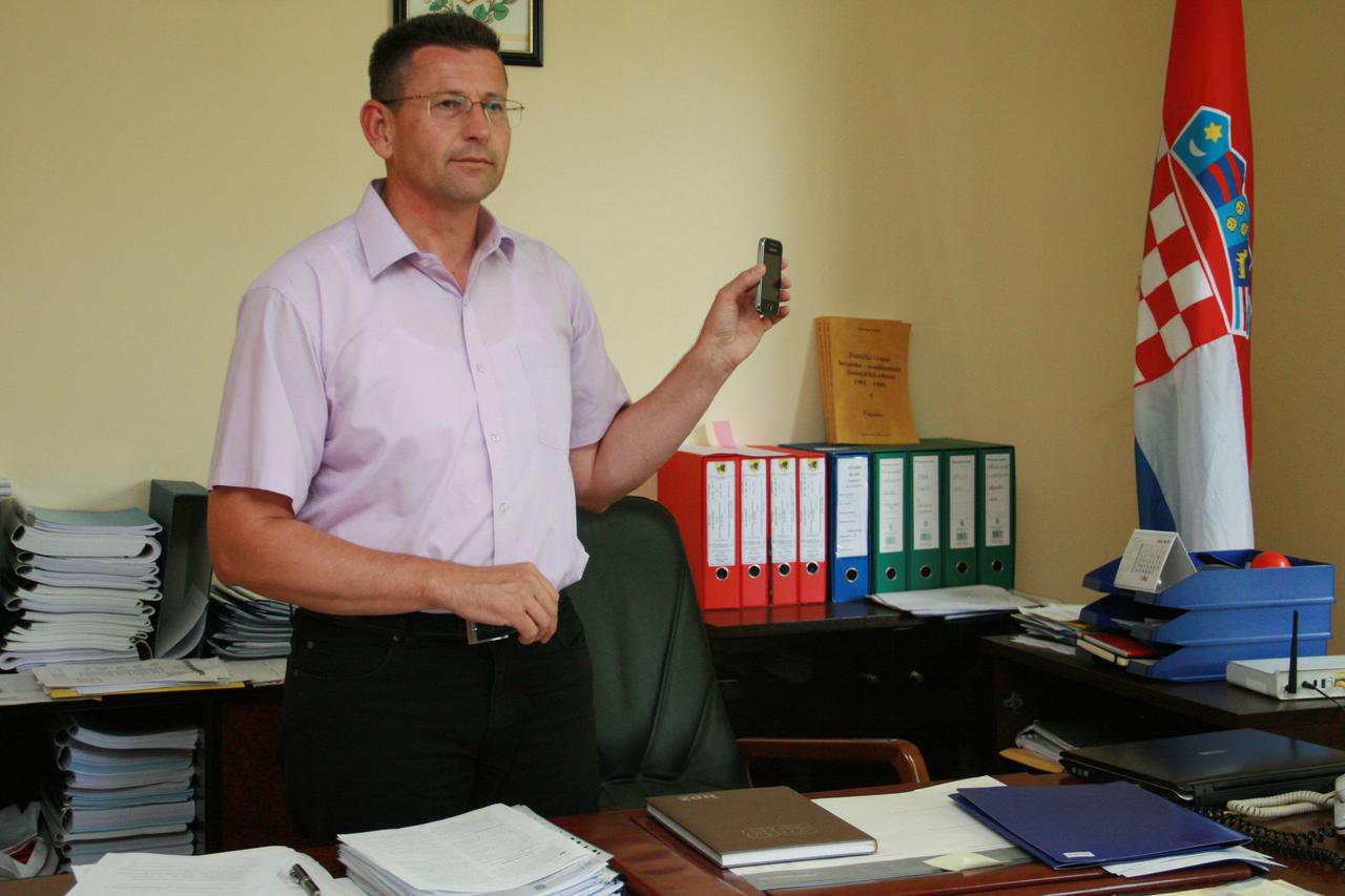 02.07.2014., Vojnic - Nacelnik opcine Vojnic, Nebojsa Andric ispricao medijima kako se morao maknuti s mjesta nacelnika dok ne polozi ispit Zastite na radu, te kako je za isto to prijavio premijera i ministre. Nacelnik se pozalio kako je najbitnija oprema