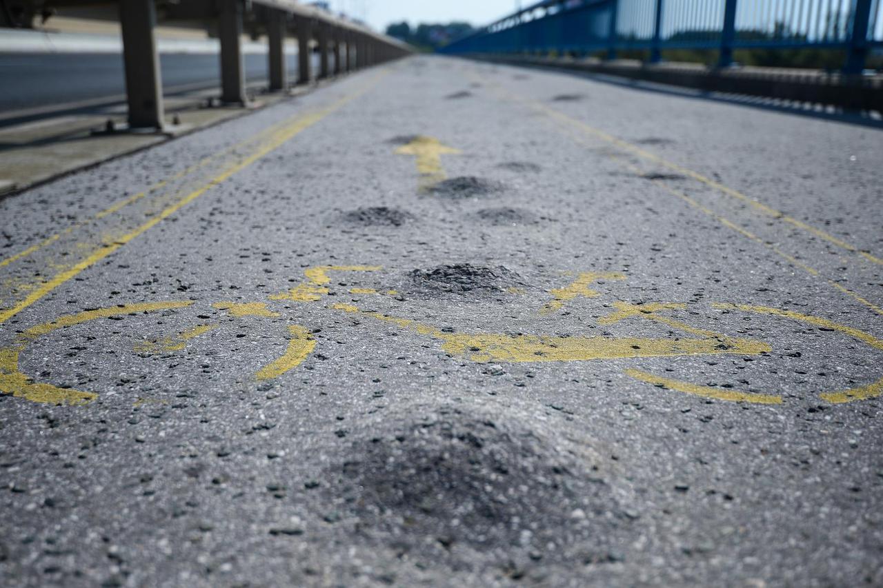 Zagreb: Nogostup i biciklistička staza na Domovinskom mostu prepune su kvrga