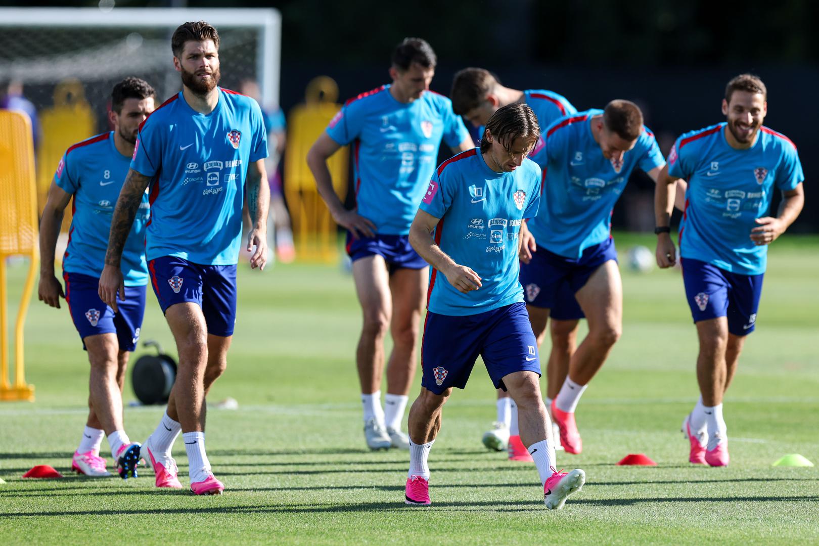 Vatreni su trenirali i po vrlo nepovoljnim uvjetima. Bilo je jako vruće u Alexandriji, što može biti još jedna dobra priprema za prvu utakmicu protiv Engleske u Dallasu gdje će temperature također prelaziti 30 stupnjeva Celzijevih.