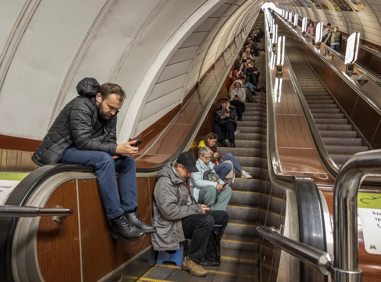 People shelter inside a subway station during a Russian missile attack, as Russia's attack on Ukraine continues, in Kyiv, Ukraine October 25, 2022. REUTERS/Vladyslav Musiienko Photo: Stringer/REUTERS