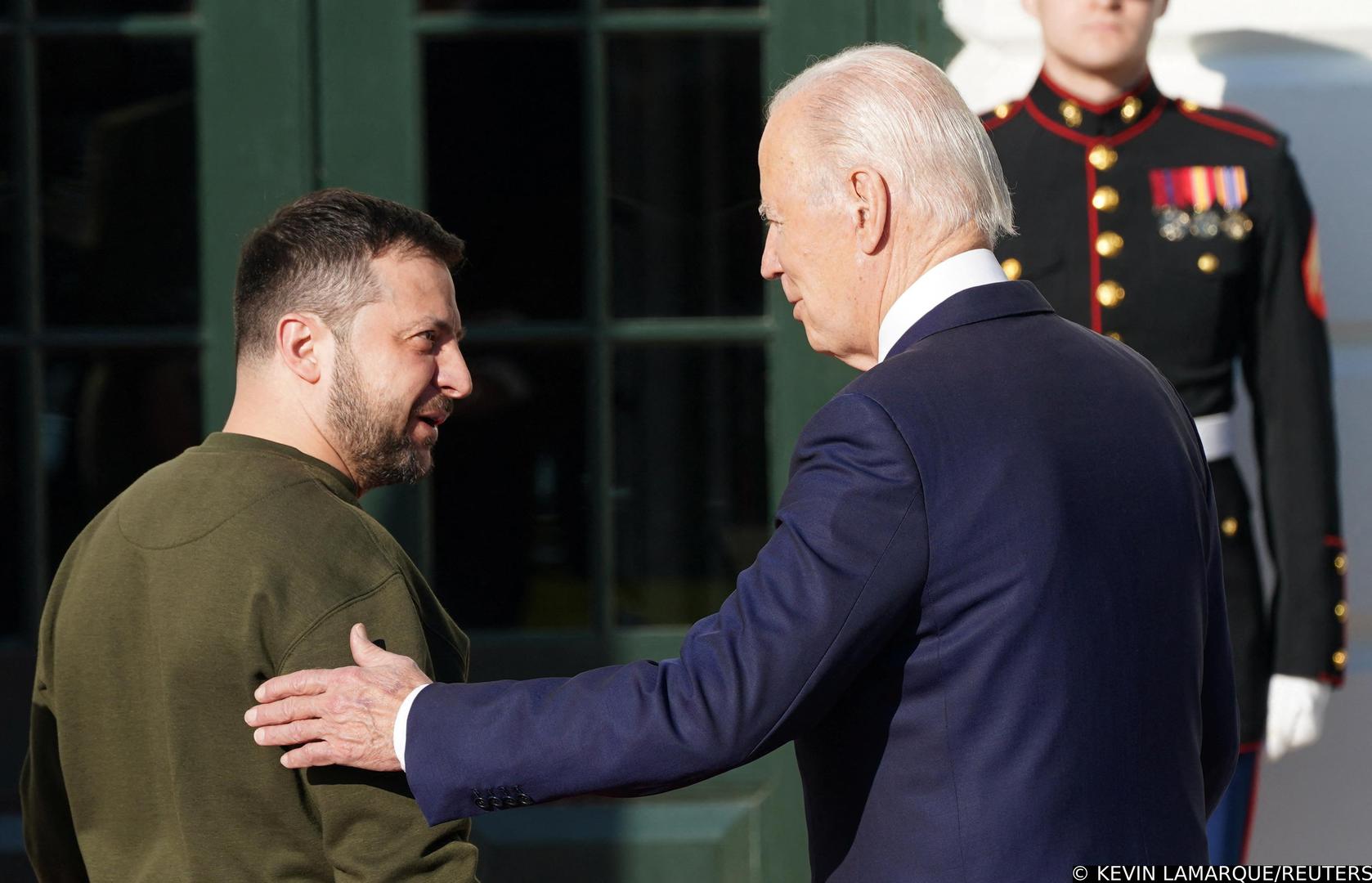 U.S. President Joe Biden welcomes Ukraine's President Volodymyr Zelenskiy on the South Lawn at the White House in Washington, U.S., December 21, 2022. REUTERS/Kevin Lamarque Photo: KEVIN LAMARQUE/REUTERS