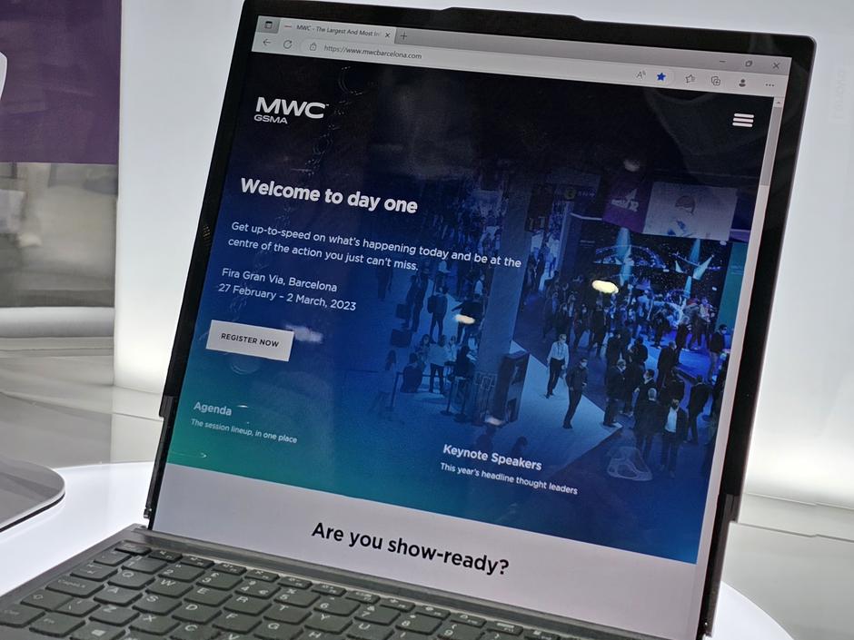 Motorola Rizr mobitel s kliznim ekranom