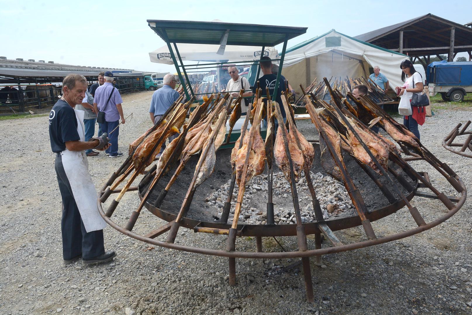 Teško da je itko ostao gladan u Gudovcu; ribe pečene na rašljama tradicionalno su jedna od najvećih poslastica u ponudi