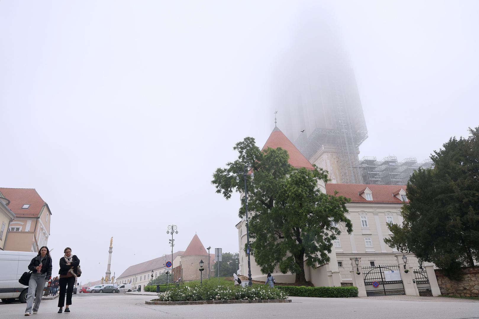 Nakon jučerašnjeg olujnog nevrijemena, Zagrepčane su jutros dočekale niske temperature, led na automobilima i magla.