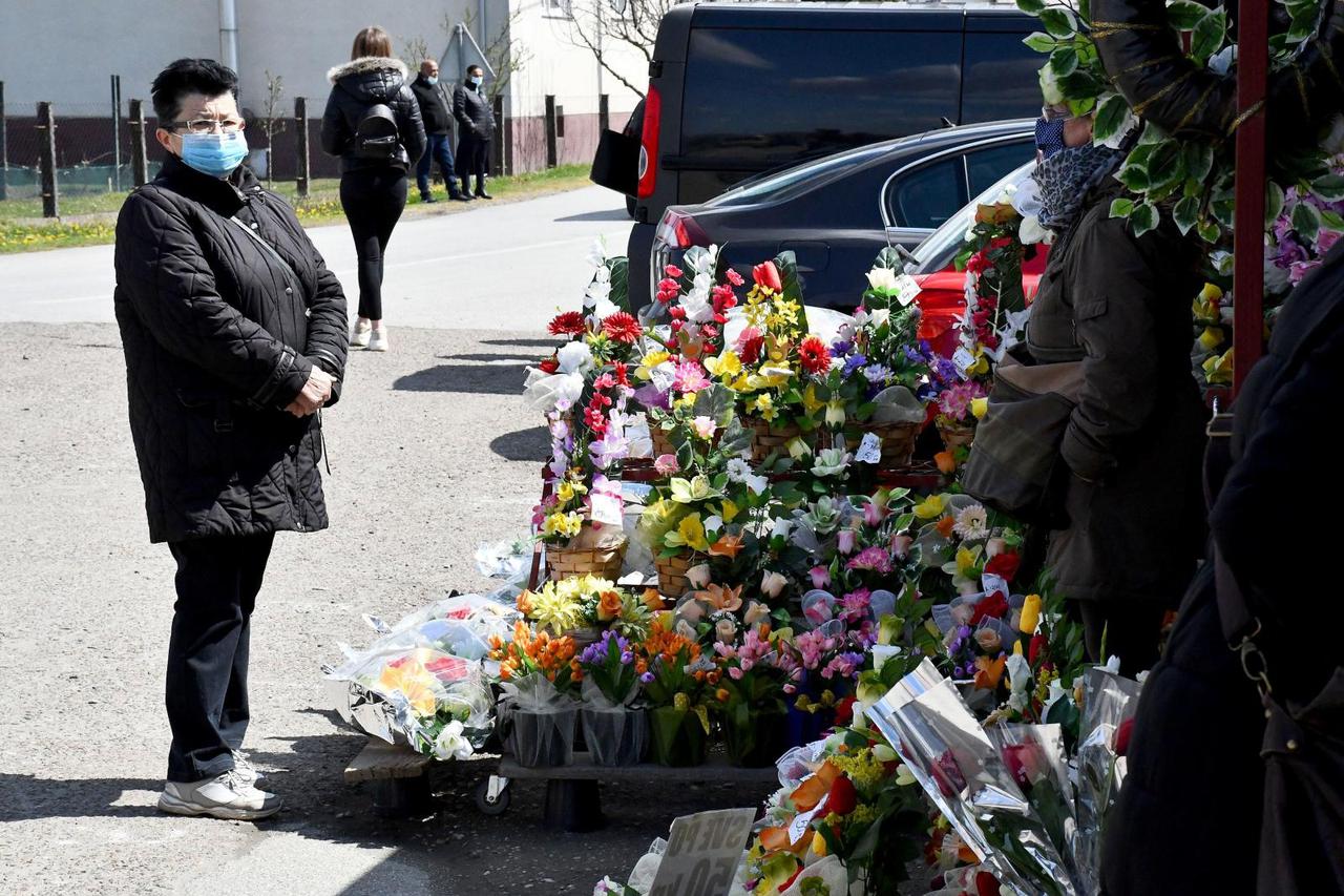 Pogreb djevojčice Nikoll na gradskom groblju u Novoj Gradiški