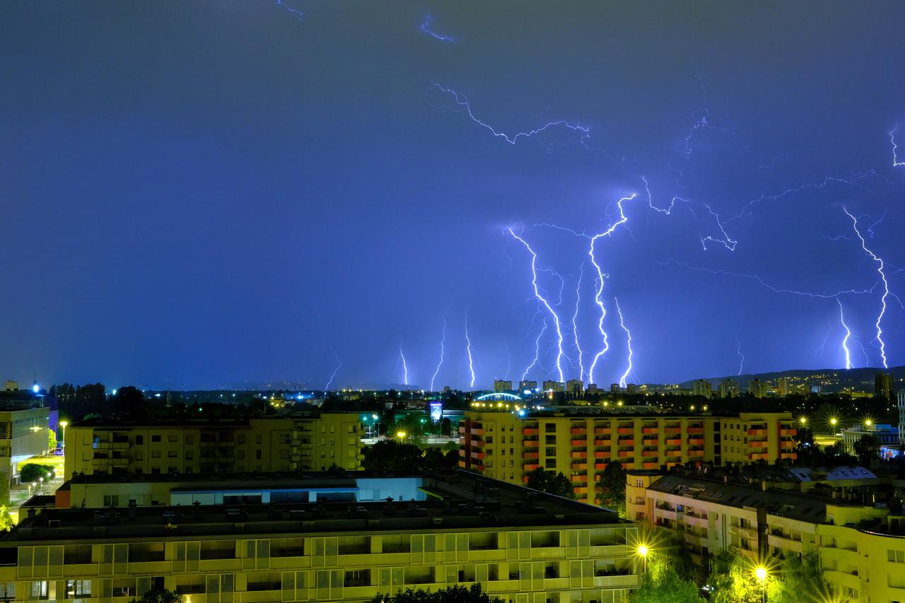 Oluja praćena munjama zahvatila područje Zagreba