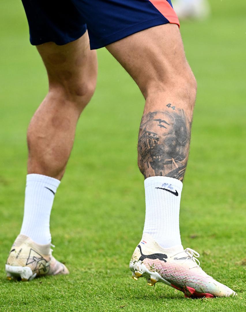 Na jednom od treninga reprezentacije u baznom kampu u Neuruppinu, ulovili smo zanimljiv detalj s njegove desne potkoljenice