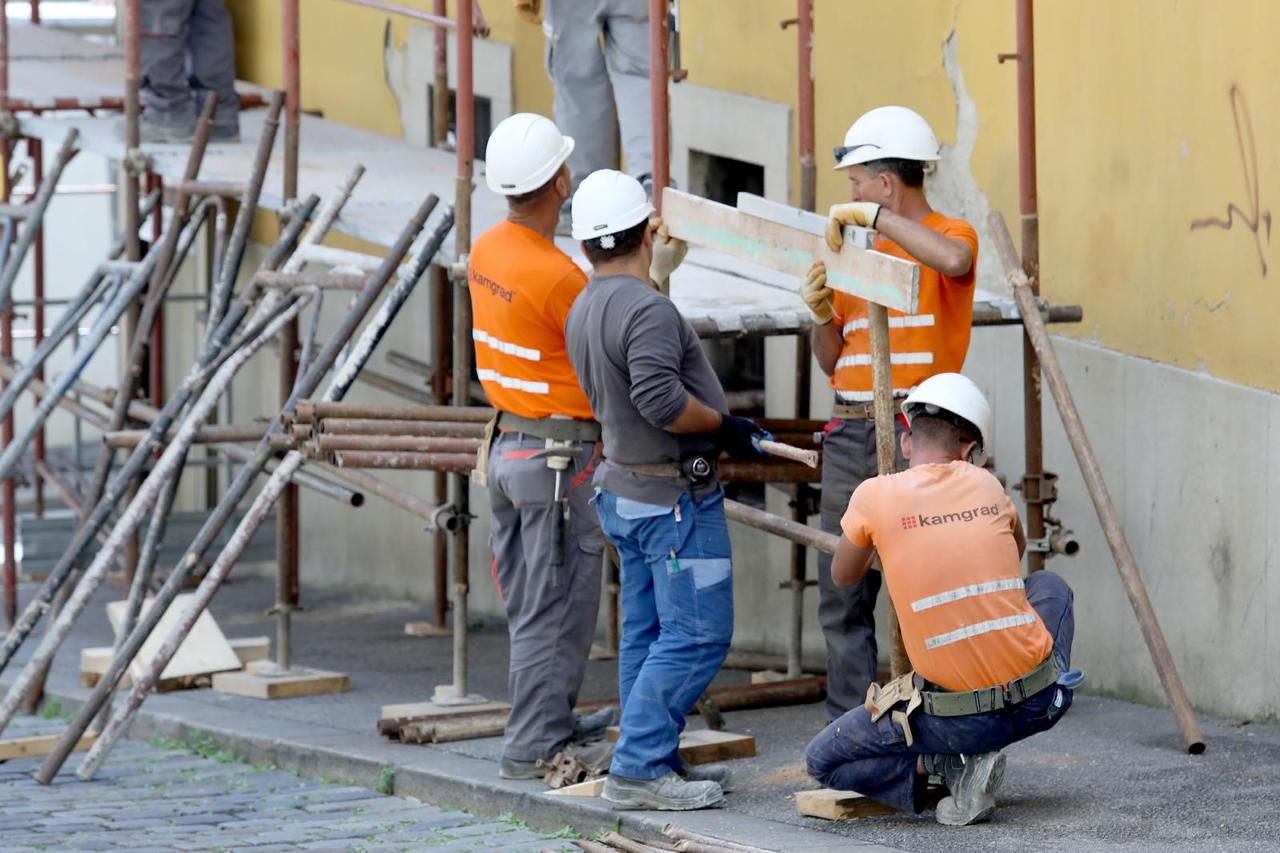 Zagreb: Radnici postavljaju skele na Gornjogradsku gimnaziju