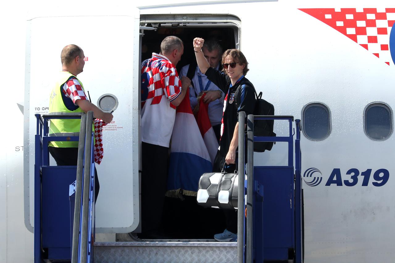 Vatreni navijač okićen zastavama i s trofejem Svjetskog prvenstva dočekuje Vatrene
