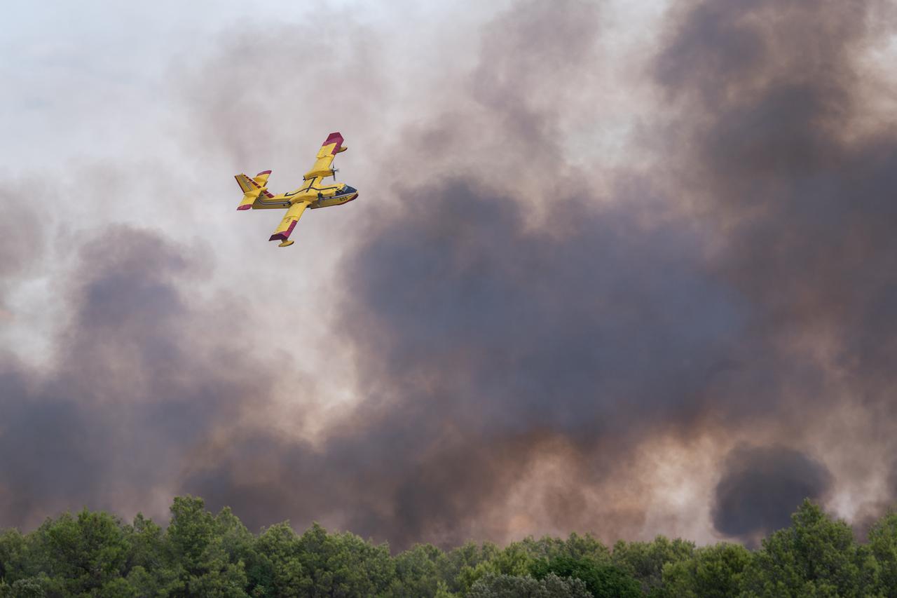 Buknuo požar kod Jadrije, kanaderi i vatrogasci na terenu