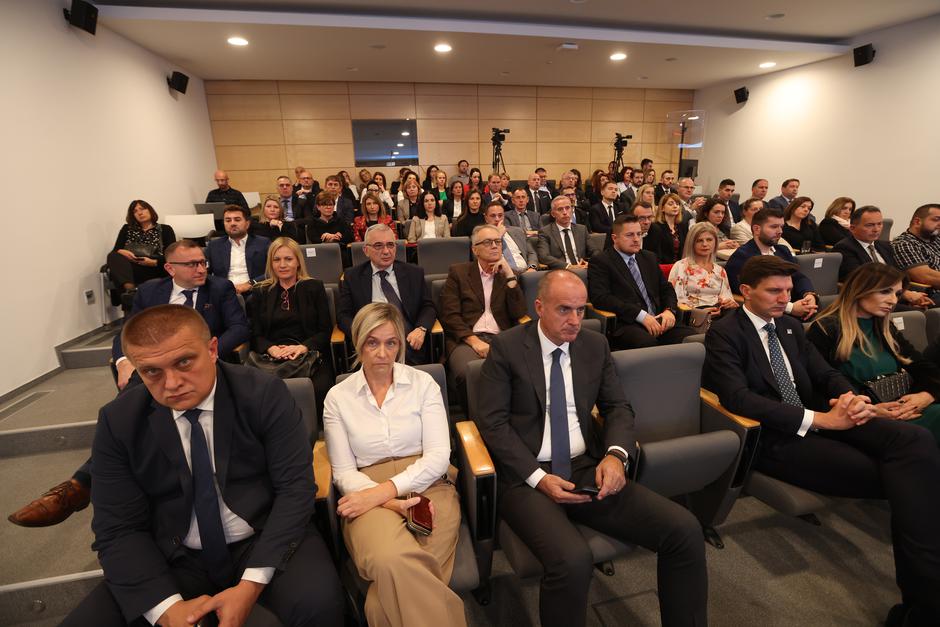 Koprivnica: Konferencija "Hrvatska kakvu trebamo", panel: "Pokretači gospodarstva u vrijeme krize"