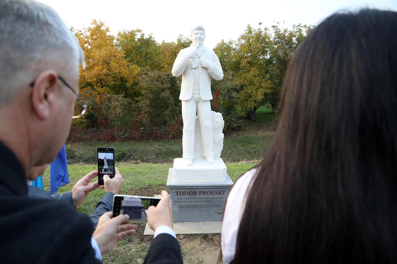 U Novoj Gradiški  svečano otkriven spomenik Toši Proeskom