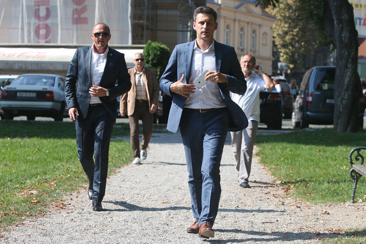 02.09.2016 Karlovac - MOST nezavisnih lista odrzali su konferenciju za mediju na kojoj su predstavljeni kandidati sa liste za VII. izbornu jedinicu. Konferenciji je nazocio predsjednik Most-a Bozo Petrov i ministar Zastite okolisa i prostornog uredenja Sl