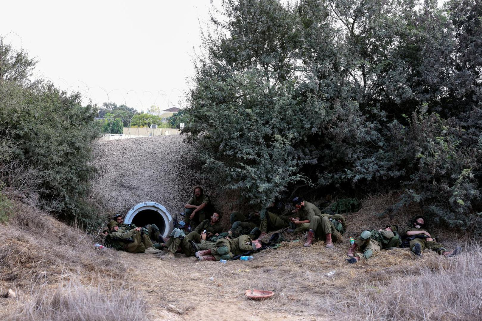 Israeli soldiers rest, days after a mass infiltration by Hamas gunmen from the Gaza Strip, in Kibbutz Kfar Aza, in southern Israel, October 10, 2023. REUTERS/Ronen Zvulun Photo: RONEN ZVULUN/REUTERS