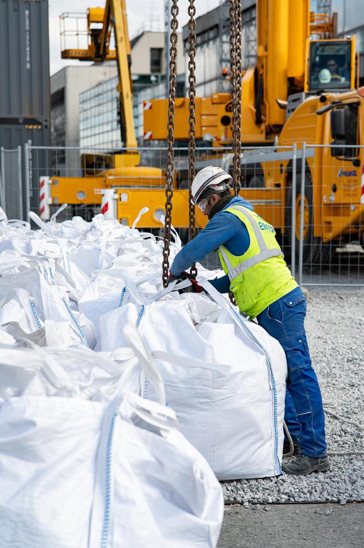 Danas su fotografirani radnici koji na neboderu Vjesnik uklanjaju azbest pronađen tijekom istraga na zgradi