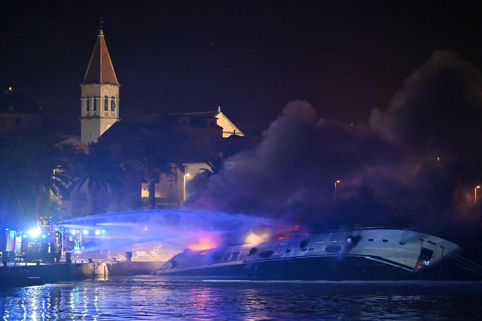 Sinoć je u luci u Makarskoj izgorjela 24 metra dugačka jahta Acceptus.