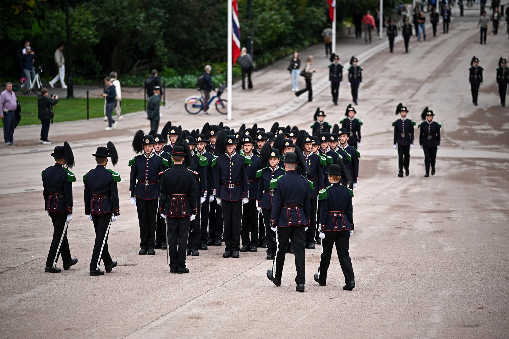 Høiby je prošlog tjedna također dobio dopuštenje da posjeti pokojnog kralja u bolnici, prije njegove smrti. U povorci su sudjelovali i djelatnici palače, od kojih su mnogi bili bliski pokojnom kralju. Na čelu povorke bio je predstojnik kraljevskog doma koji je na jastuku nosio kraljevsku krunu.