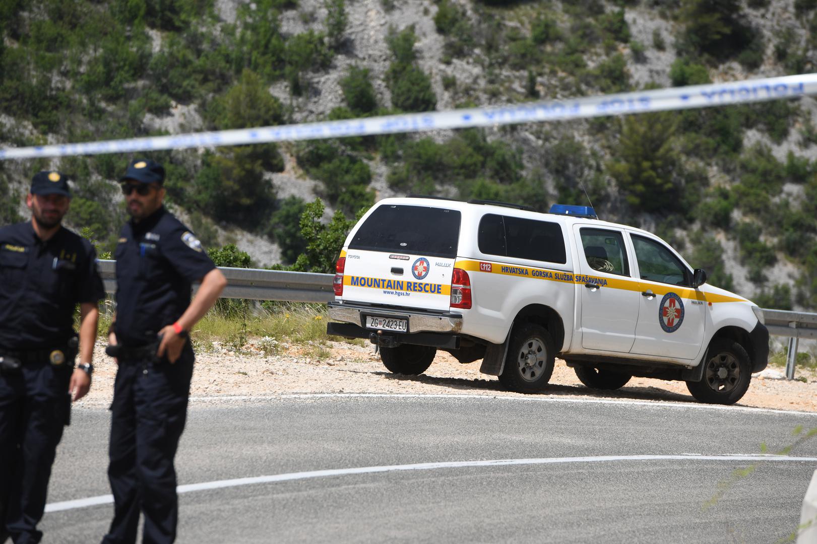 21.06.2023., Pakovo Selo - U kanjonu rijeke Cikole na podrucju Pakova Sela u Sibensko-kninskoj zupaniji srusio se helikopter madjarskih oruzanih snaga koji se u Hrvatskoj nalazi na obuci. Policija je blokirala cestu prema mjestu pada helikoptera. Photo: Hrvoje Jelavic/PIXSELL