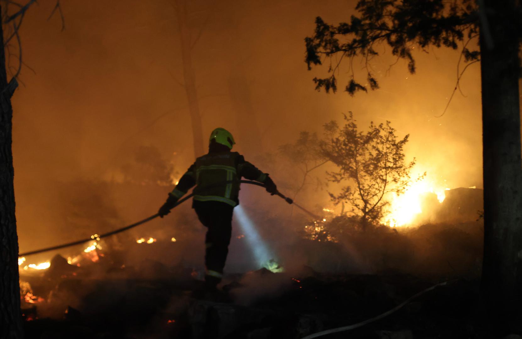 Požar je izbio u četvrtak navečer na području Ložišća i okolice, a širenje dodatno otežavaju vjetar i nepristupačan teren. Vatrogasci su ranije branili objekte na području Ložišća, Bobovišća i Milne.