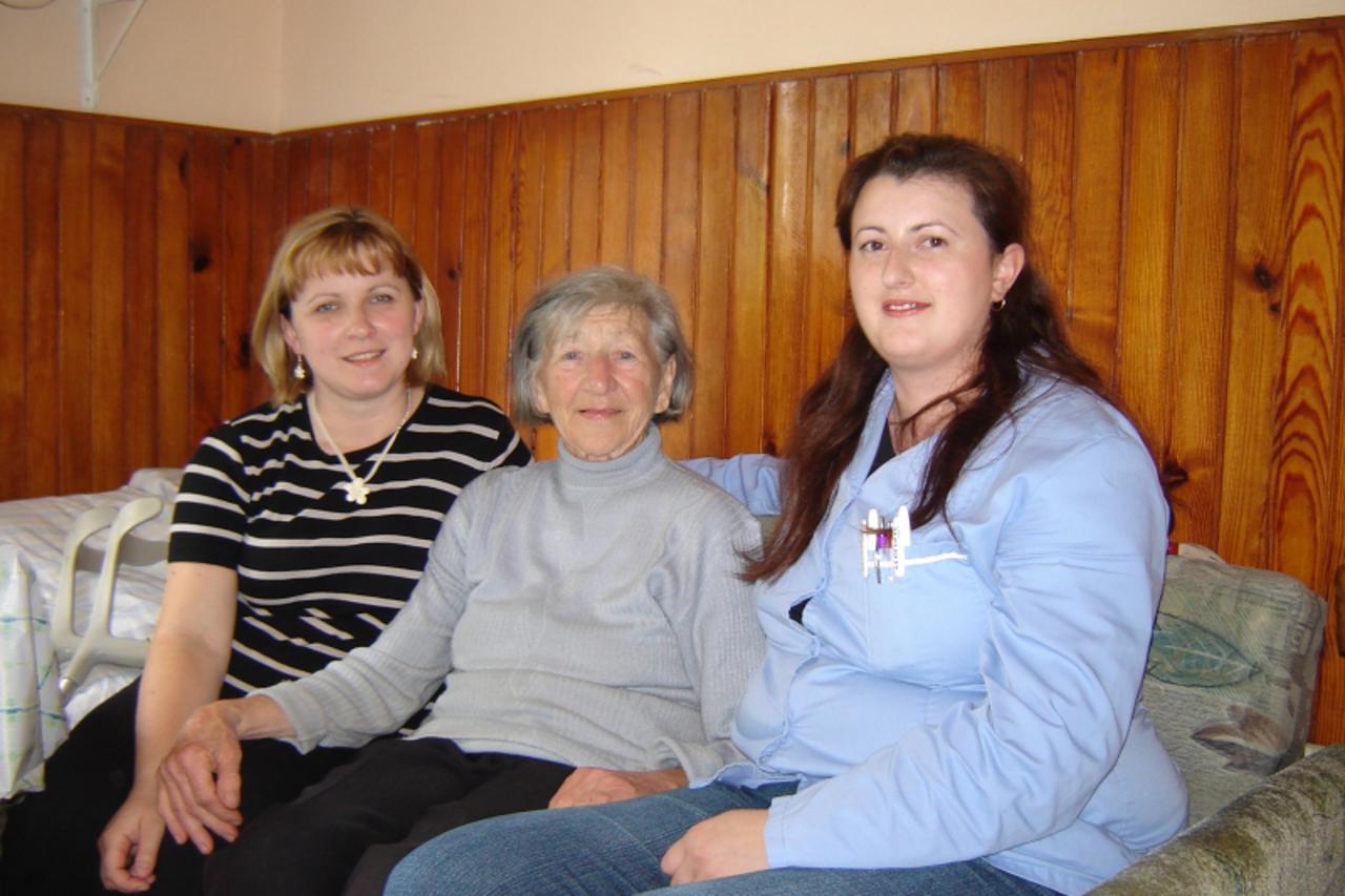 'Zagorje, Oroslavje, Ivana Veverec (u sredini) sa svojim medicinskim sestrama, Vlatkom Mrzljak (lijeva) i Irenom Jaković-Škvorc (desna), snimio: Mladen Kukas'