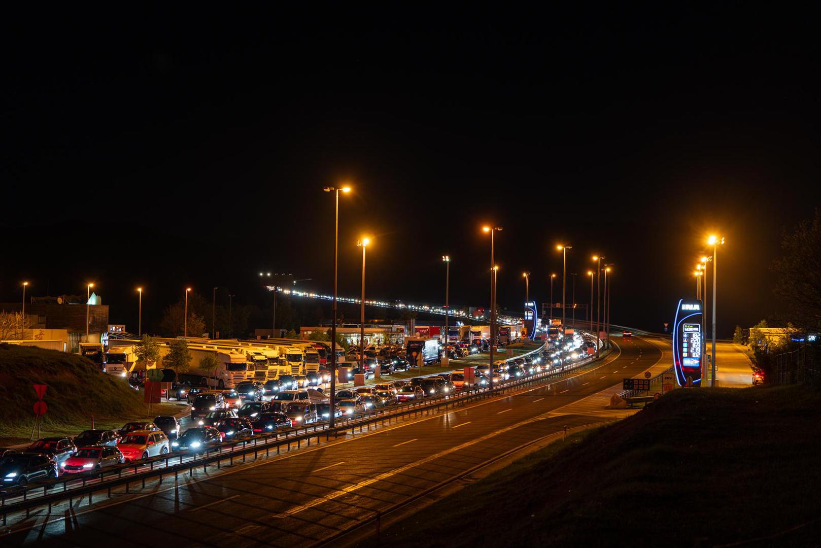 Kako je naveo Hrvatski autoklub (HAK), tunel se povremeno zatvara iz sigurnosnih razloga.