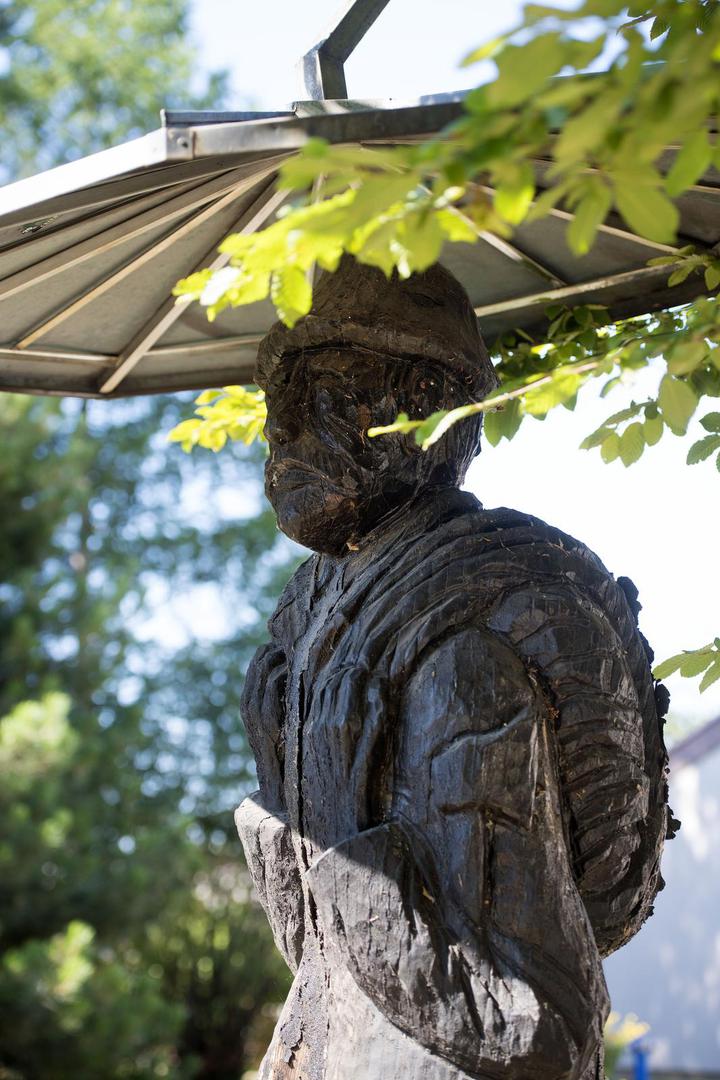 Smoligari su bili prvi zanatlije u tom kraju koji su se bavili izradom smoliga – drvca za potpalu vatre.  