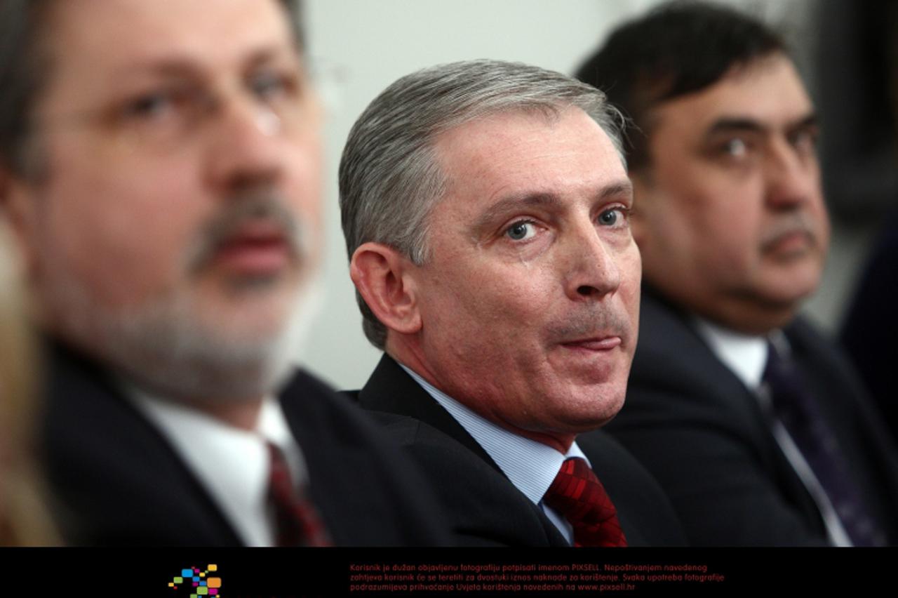 '24.01.2012., Zagreb - Na konferenciji za medije odrzanoj u upravnoj zgradi HZ-a,  predstavljeni su predsjednik uprave HZ Holdinga Rene Valcic i clanovi uprave Ivan Vukovic i Drazen Ratkovic. Drazen R