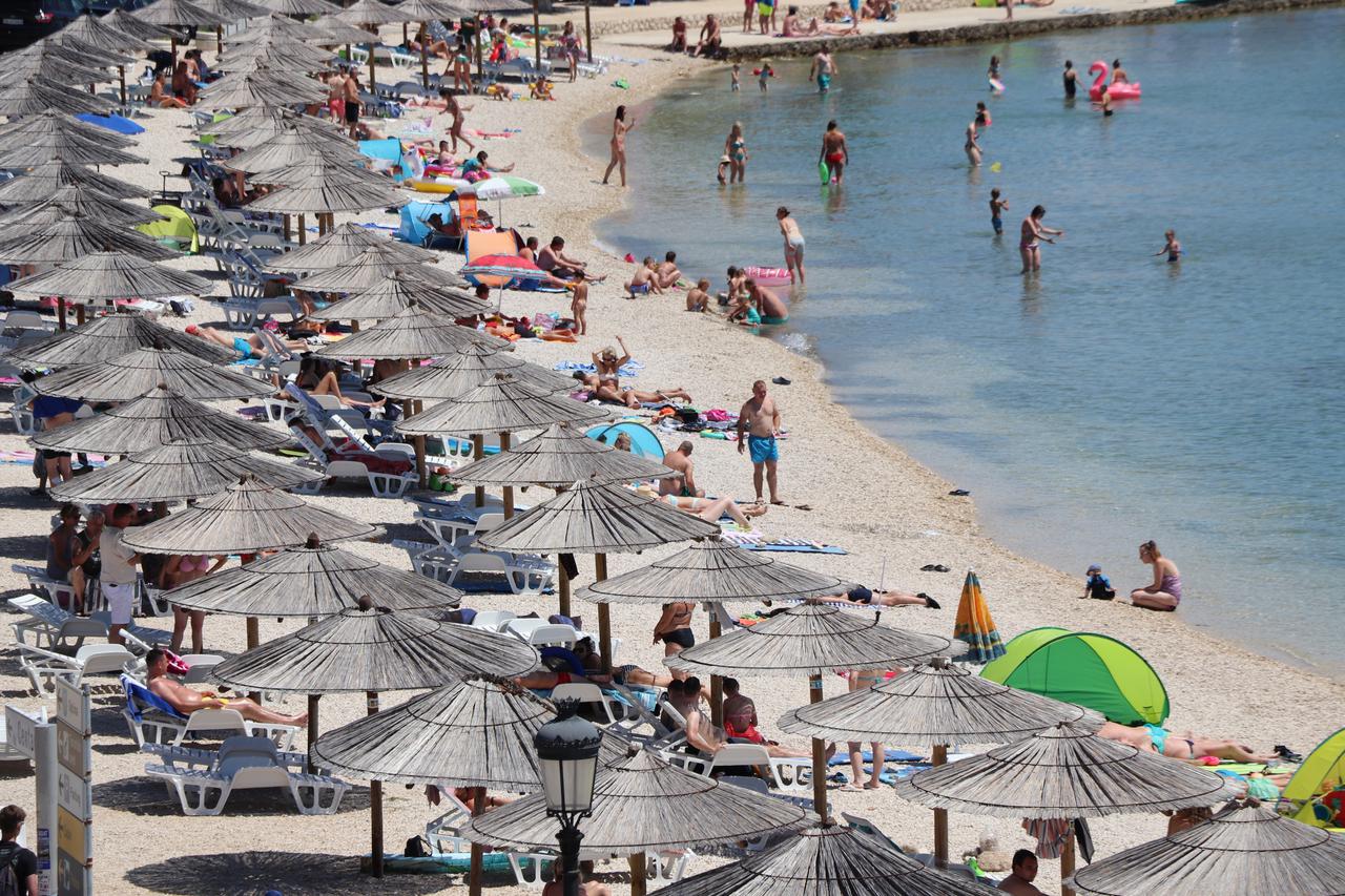 Turisti uživaju na pješčanoj plaži Jadro