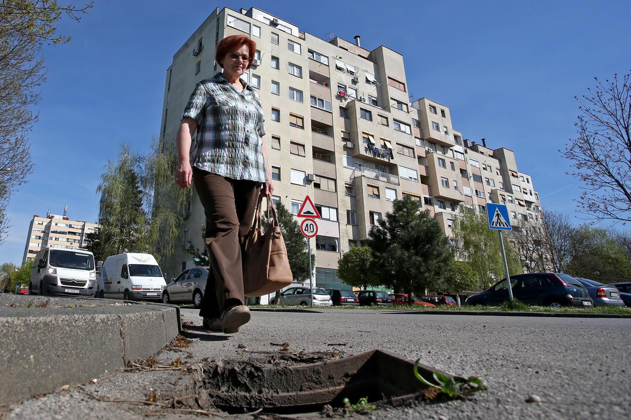 15.04.2015., Zagreb -  Prije dva mjeseca iz Tijardoviceve, Haendelove i Baranoviceve ulice u naselju Precko nestalo je dvadesetak metalnih poklopaca kanalizacijskih sahtova. Iako su sahtovi bez poklopca uredno obiljezeni stanari se zale na predugacak rok 