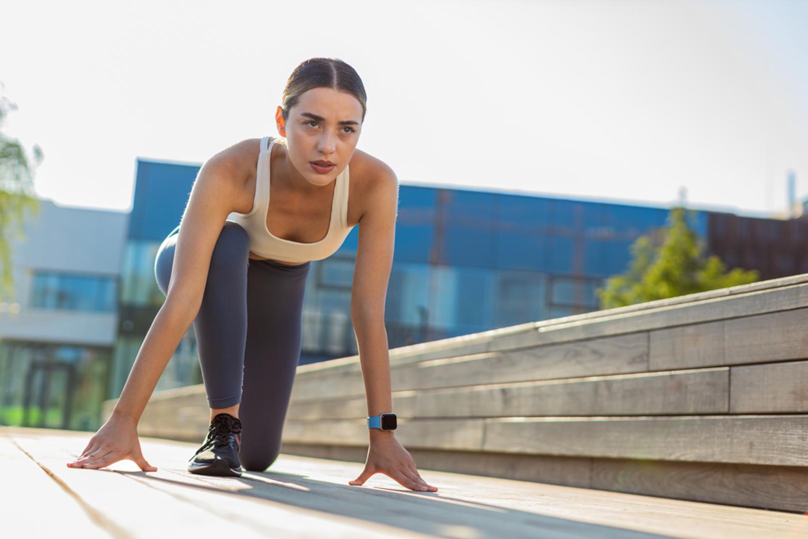 Podsjetite se što vas doista pokreće: Kad motivacija padne, korisno je vratiti se pitanju zašto vam je uopće važno živjeti zdravije. Nekome je to želja da može pratiti unuke u igri, a nekome da ostane dovoljno aktivan za putovanja i uživanje u životu. Prisjećanje vlastitih vrijednosti može pomoći da lakše odolite starim navikama i nastavite dalje.