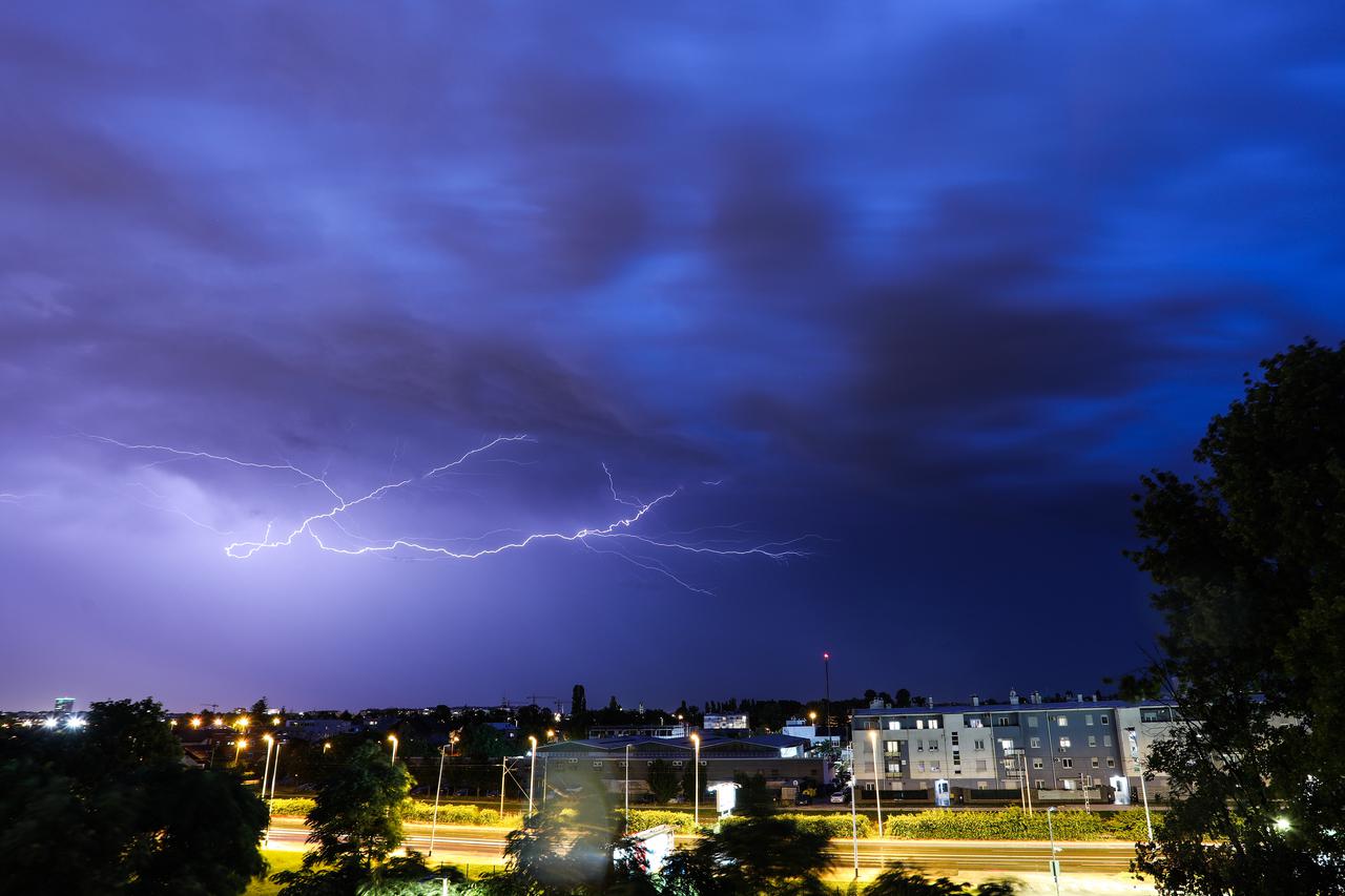 Zagreb: Munje nad gradom