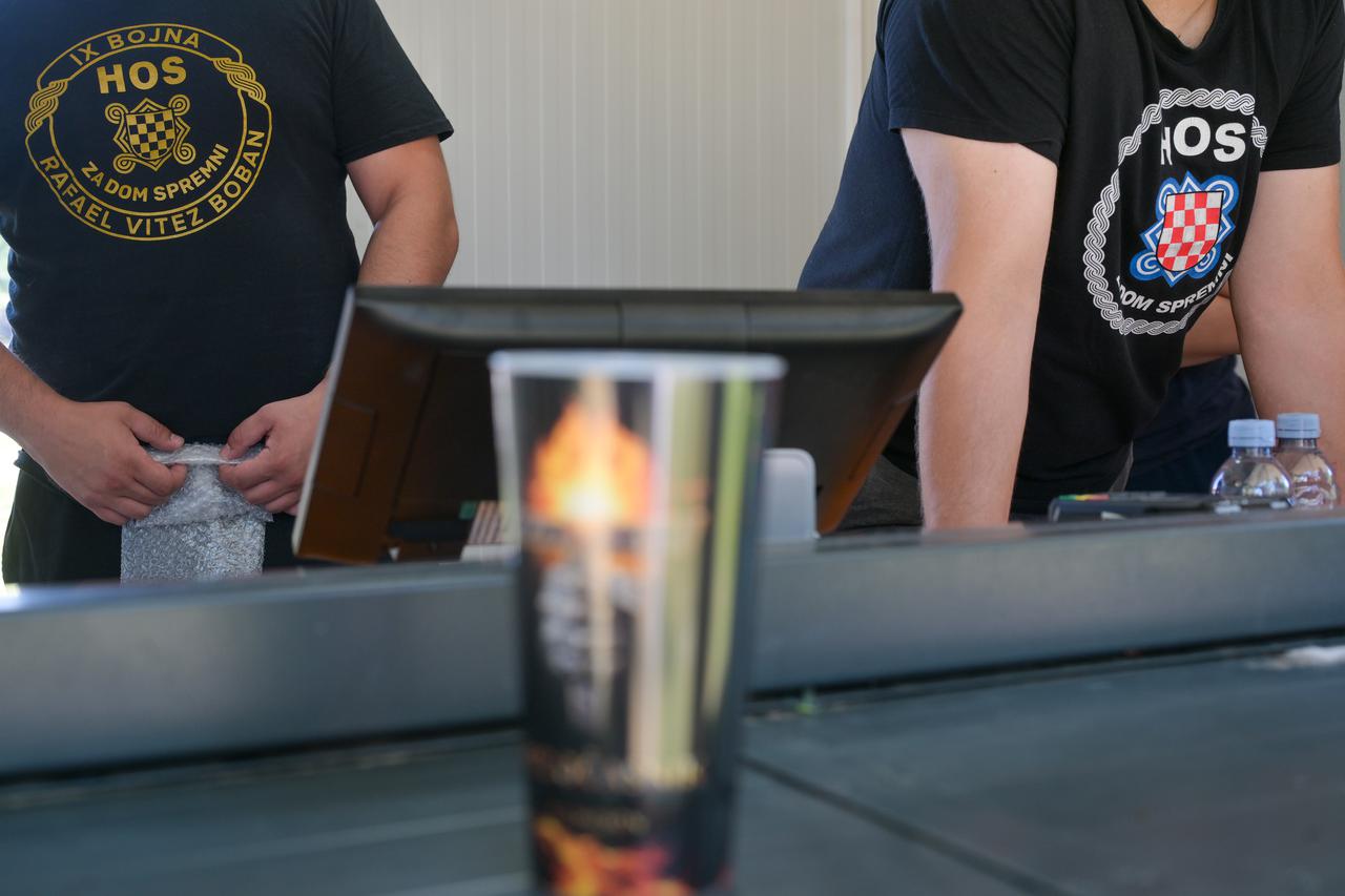 Zagreb: Obožavatelji u fan zonama gdje čekaju ulazak u Hipodrom