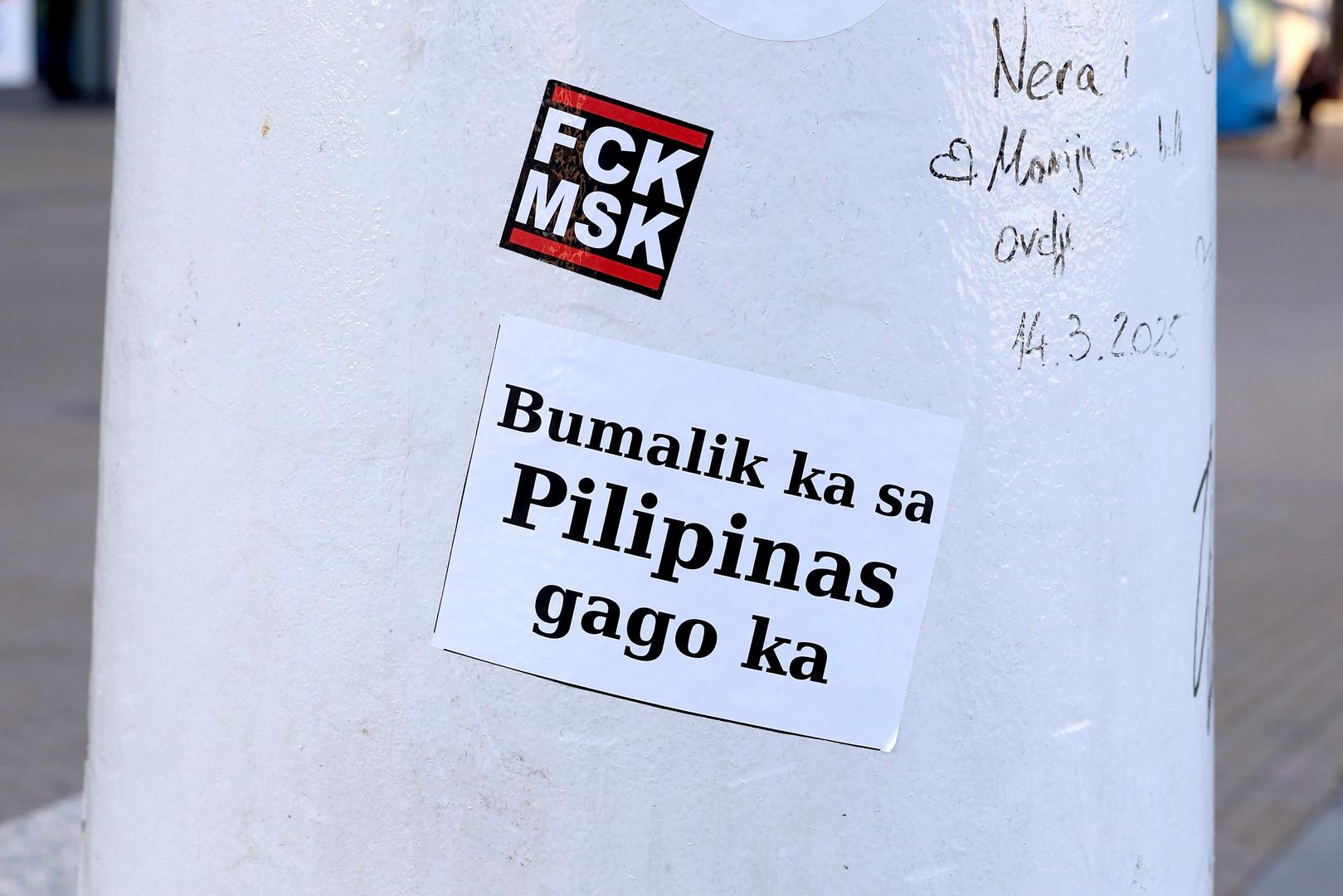 Prema internetskom prevoditelju, ta rečenica na filipinskom jeziku znači: "Vrati se na Filipine, idiote".