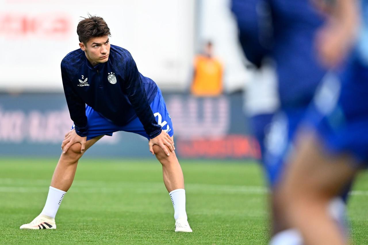 Zagrijavanje nogometaša Dinama i Slaven Belupa prije početka utakmice 8. kola SuperSort HNL-a