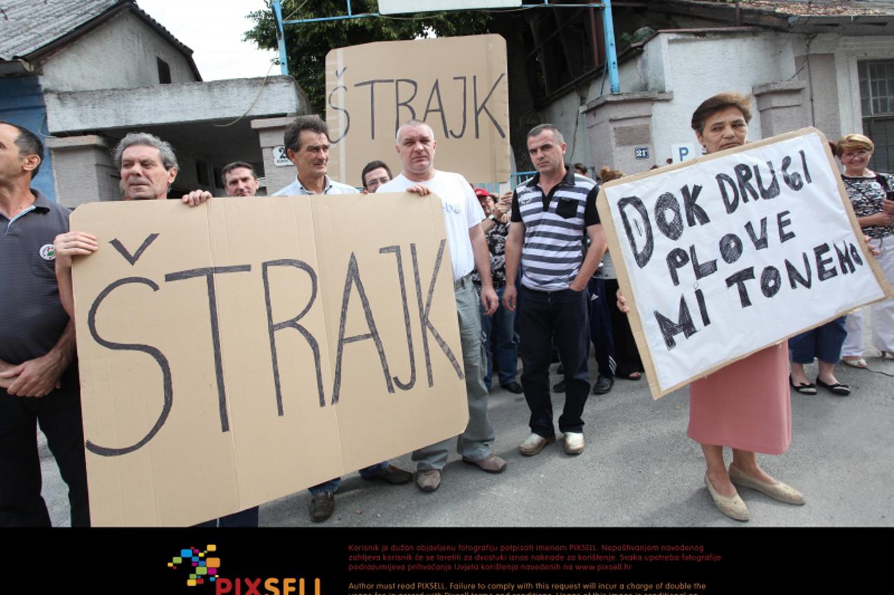 '27.07.2010., Radnicka cesta 27, Zagreb - Oko 200 radnika zagrebacke Tvornice laboratorijske opreme i stakla (TLOS) je od danas u strajku zbog neisplacenih placa. Posljednju su dobili u prvoj polovici