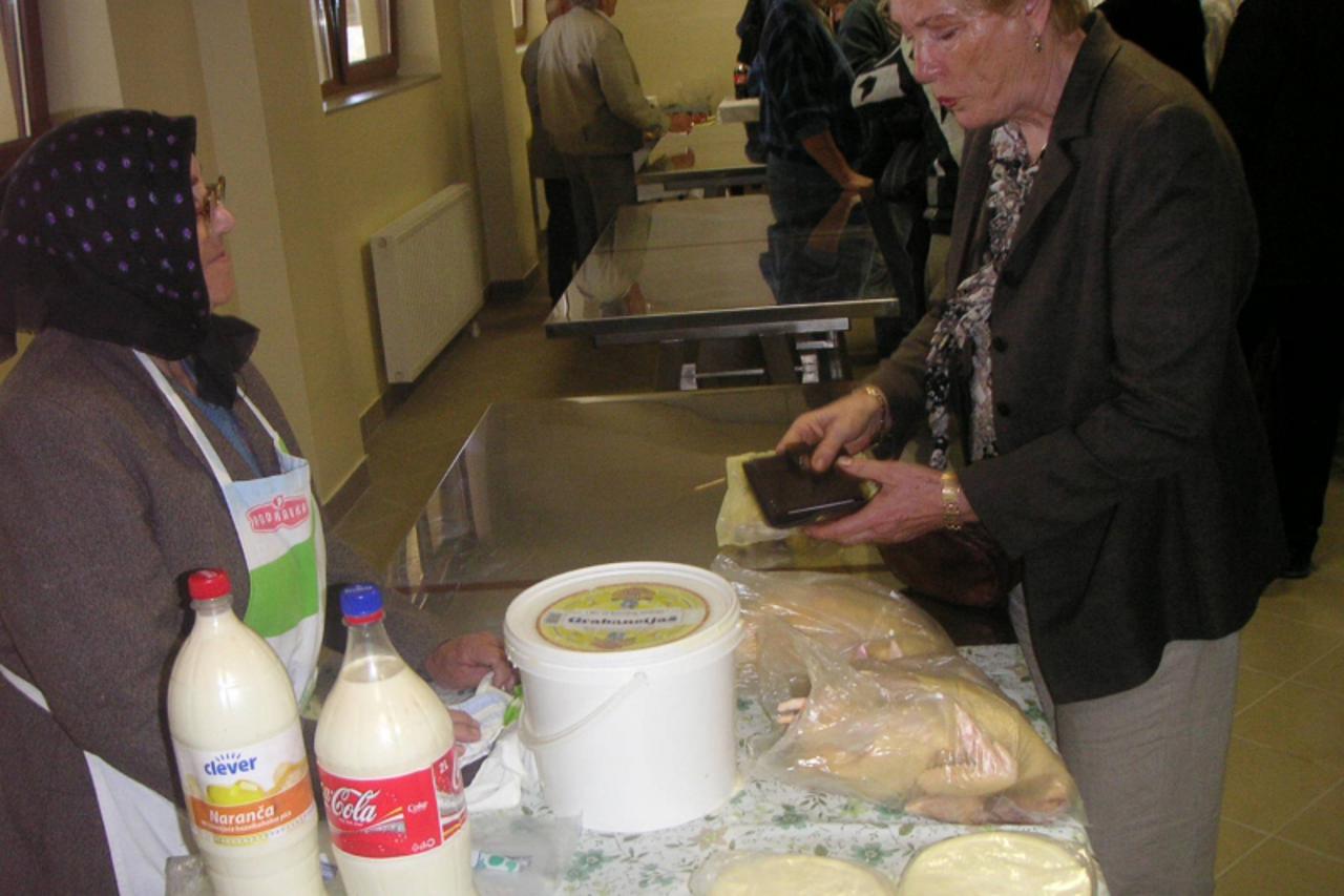 'Mljecna trznica u sklopu Gradske trznice u Krizevcima, foto arhiva 2007. kumice nemaju potrebne rashladne vitrine za sir i vrhnje, ali imaju klimatizirani prostor'