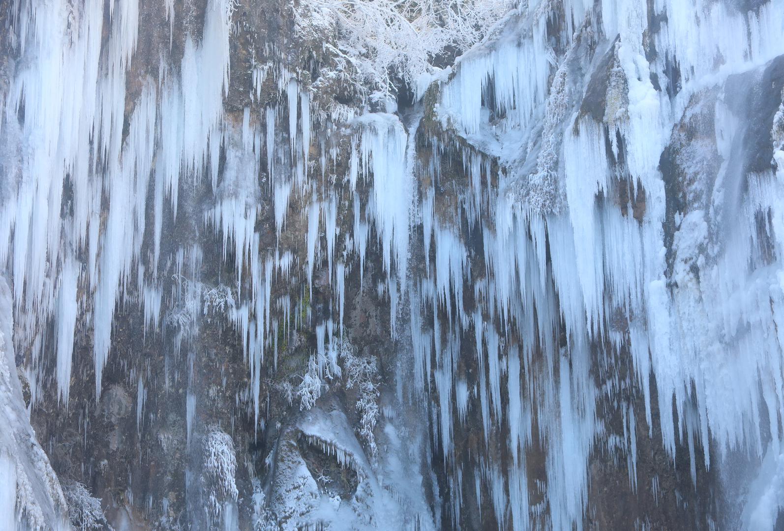 13.01.2024., Plitvicka jezera - Snijeg i debeli minusi zaledili su slapove na Plitvickim jezerima koji mame uzdahe brojnih posjetitelja. Photo: Kristina Stedul Fabac/PIXSELL