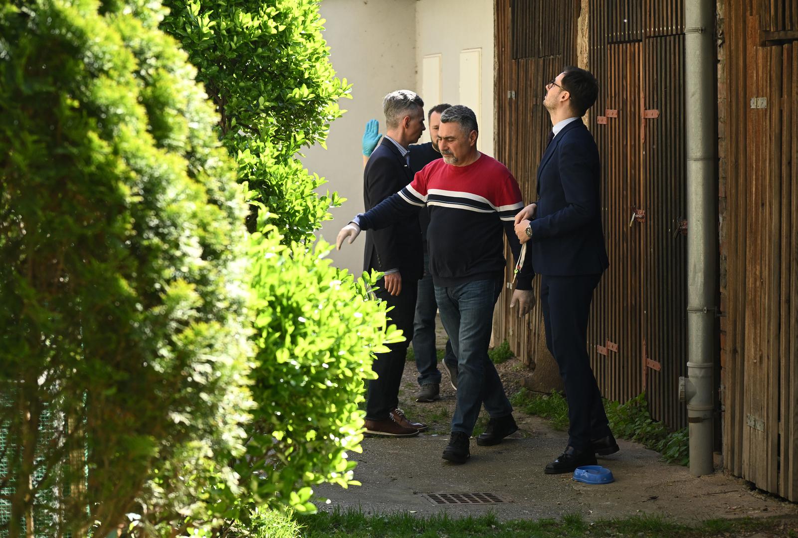 Glazbenik Mile Kekin uhićen je u akciji USKOK-a i policije zbog sumnji u malverzacije s nekretninama u Bujama, a policija provodi izvide u njegovu domu u Zagrebu. 