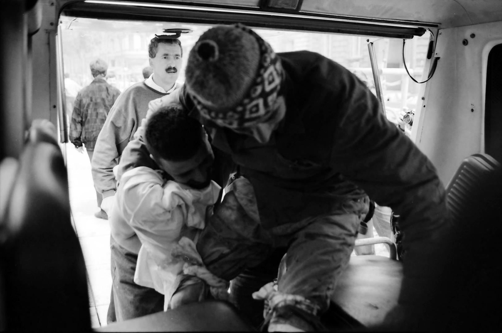 Sirene za opasnost oglasile su se nad Zagrebom, a rakete s tzv. zvončićima padale su tog 2. svibnja 1995. na Strossmayerov trg i ulice na istoku do Križanićeve, a dan poslije na zgrade Dječje bolnice u Klaićevoj ulici, Hrvatskog narodnog kazališta, Akademije dramskih umjetnosti i Doma umirovljenika "Centar"