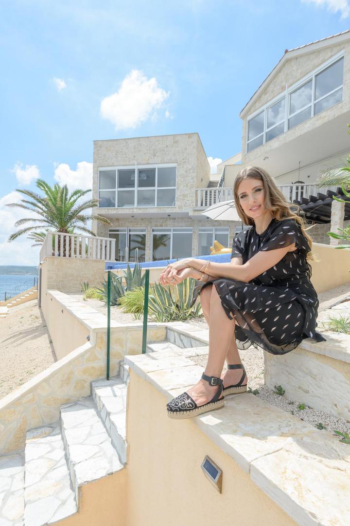 U malom dalmatinskom mjestu Posedarje, nedaleko od Zadra, Hummels je izgradio luksuzno imanje tik uz more.