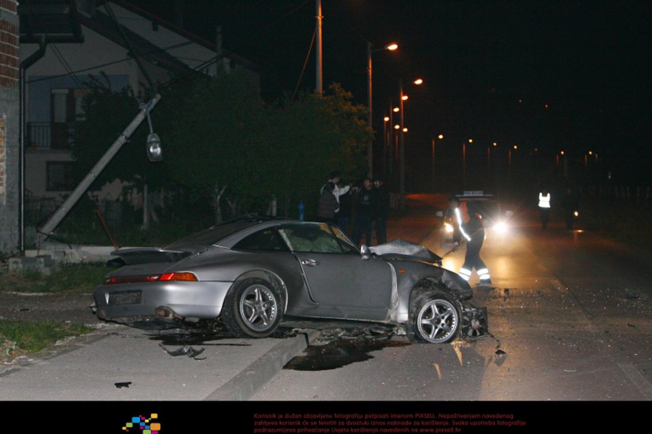 \'02.05.2011., Jastrebarsko - Osobni automobil Porsche udario je u stup javne rasvjete kojeg je izbio iz temelja, te se nastavio prevrtati pri cemu je poginula jedna muska osoba.  Photo Tomislav Milet