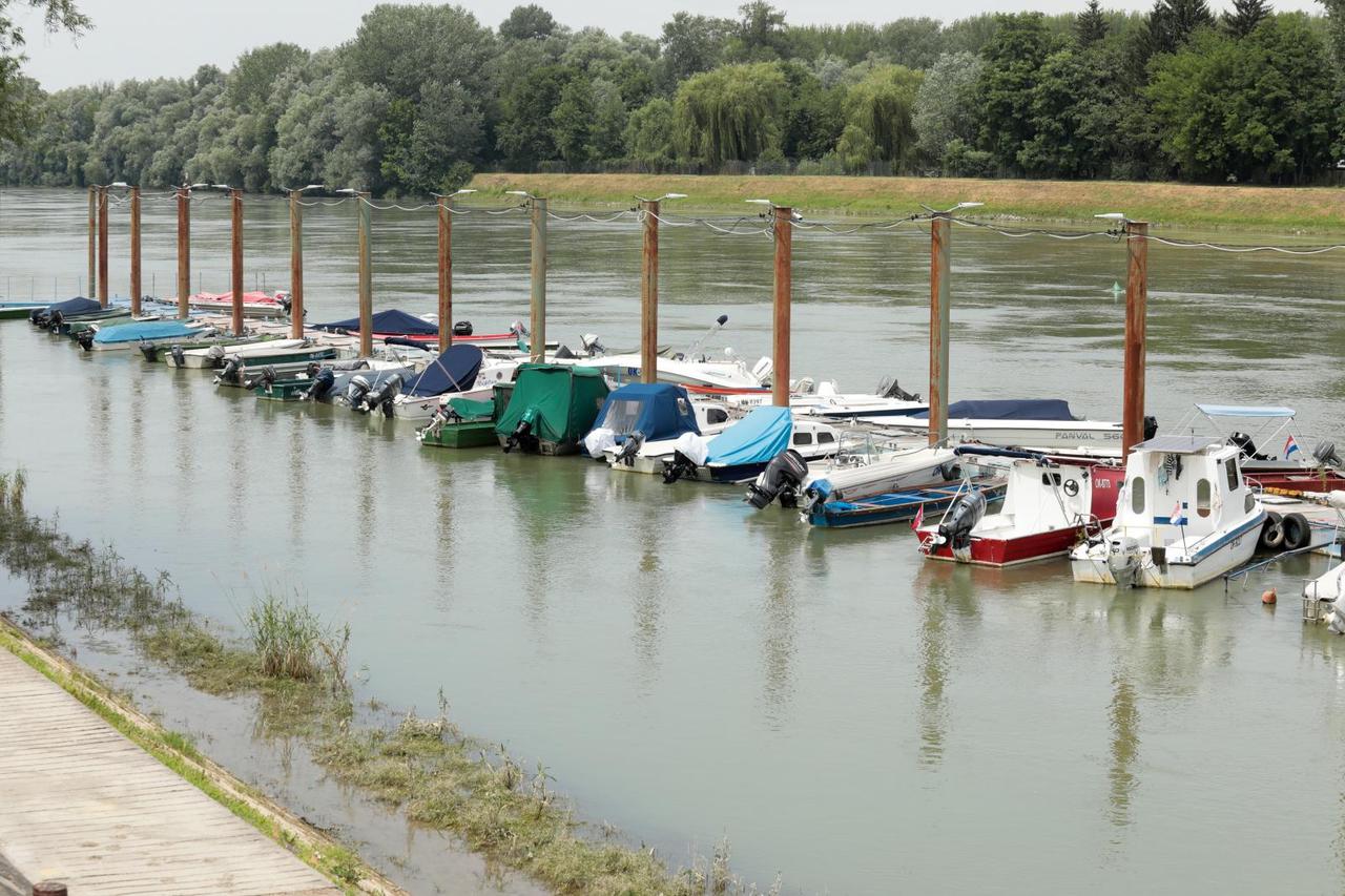 Osijek: Još uvijek traje potraga za muškarcem koji se prevrnuo iz kajaka na rijeci Dravi