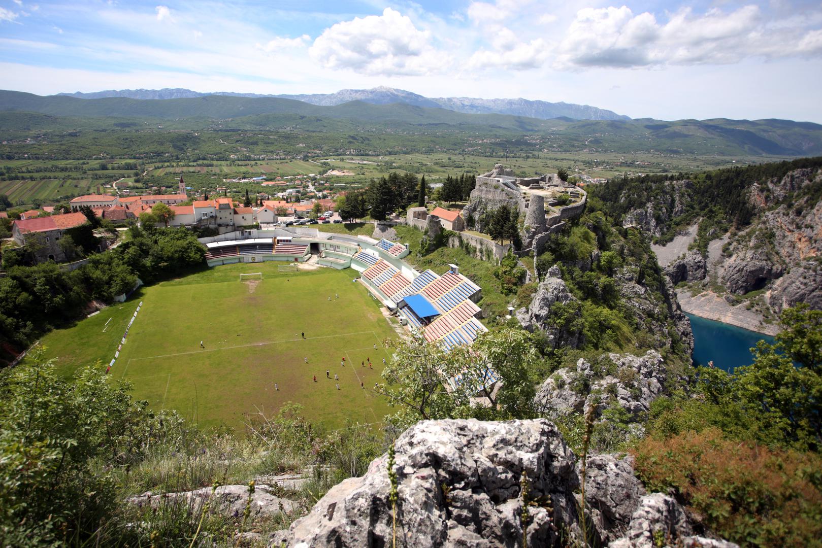 Facebook stranica SPORTbible jedna je od najpopularnijih na toj društvenoj mreži, kada su sportske teme u pitanju. Prati je više od 14 milijuna ljudi, a na njoj redovno objavljuju zanimljivosti iz raznih sportova. 