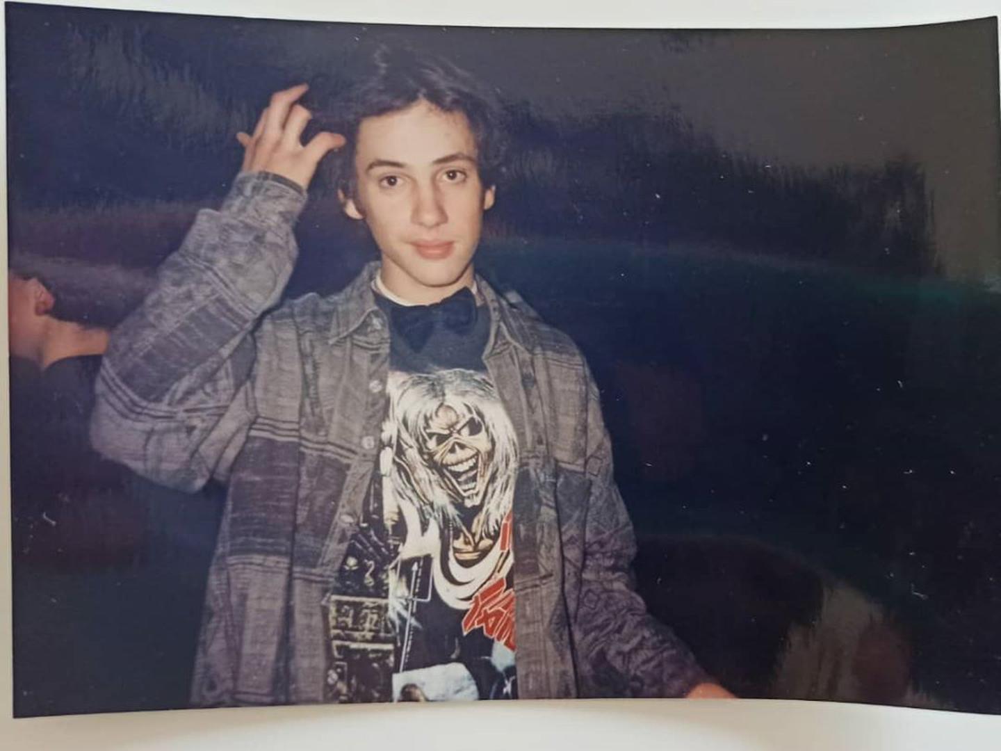 Glumac Goran Bogdan na slici iz rane mladosti otkrio je fanovima kako je oduvijek imao specifičan ukus za sve spojivši majicu metal benda Iron Maiden i ni više ni manje nego – leptir mašnu!