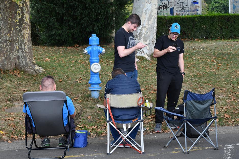 Zagreb: Stotine navijača satima strpljivo čekaju u redu kako bi nabavili ulaznice za utakmicu između Dinama i Chelseaja 