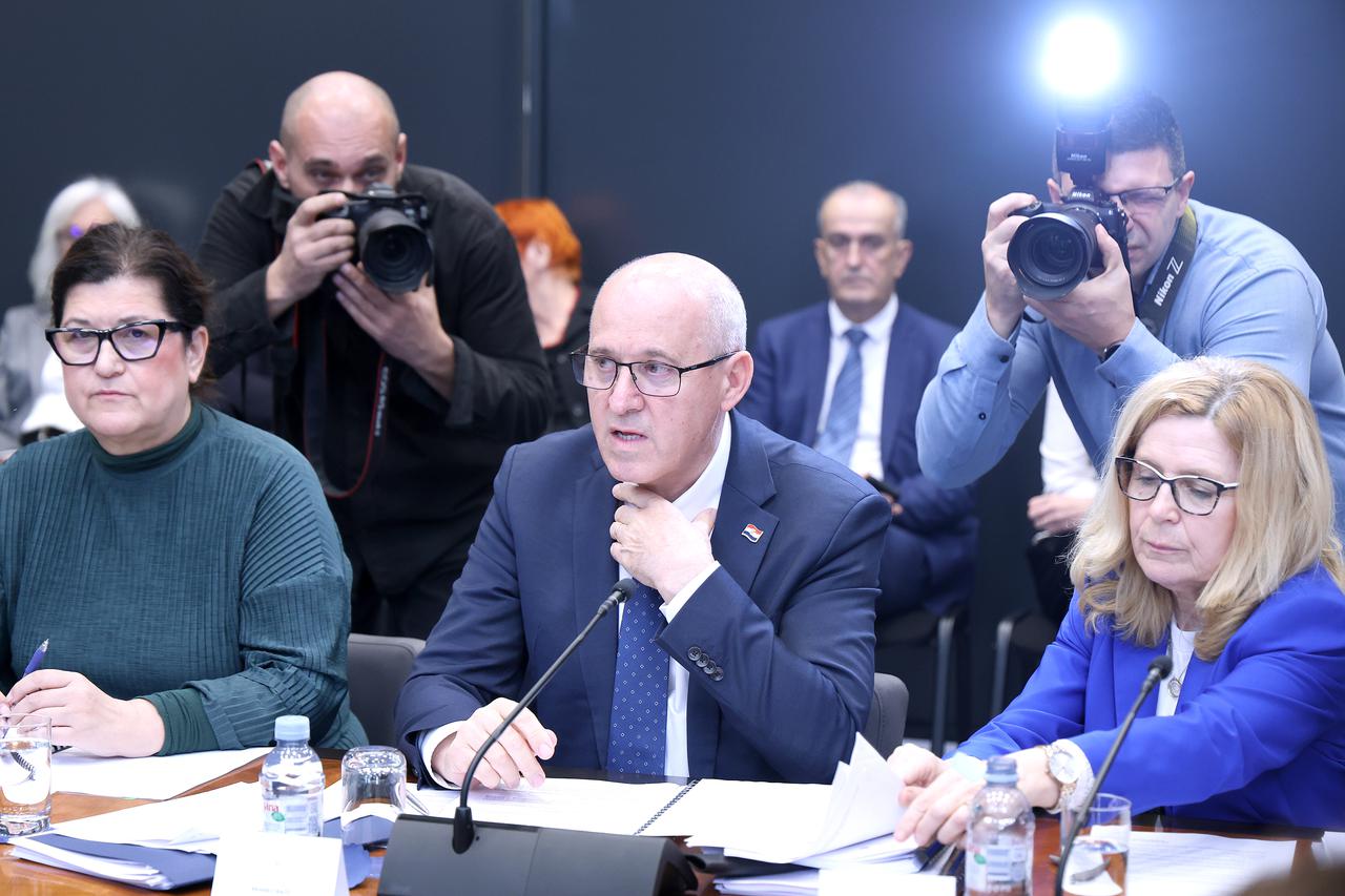 Zagreb: Ministar Bačić na  14. sjednici Odbora za prostorno uređenje i graditeljstvo