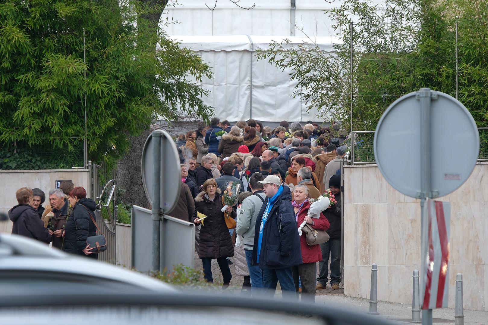 Putuje po cijelome svijetu i održava seanse, a koliko ''obožavatelja'' ima, govori današnji prizor.