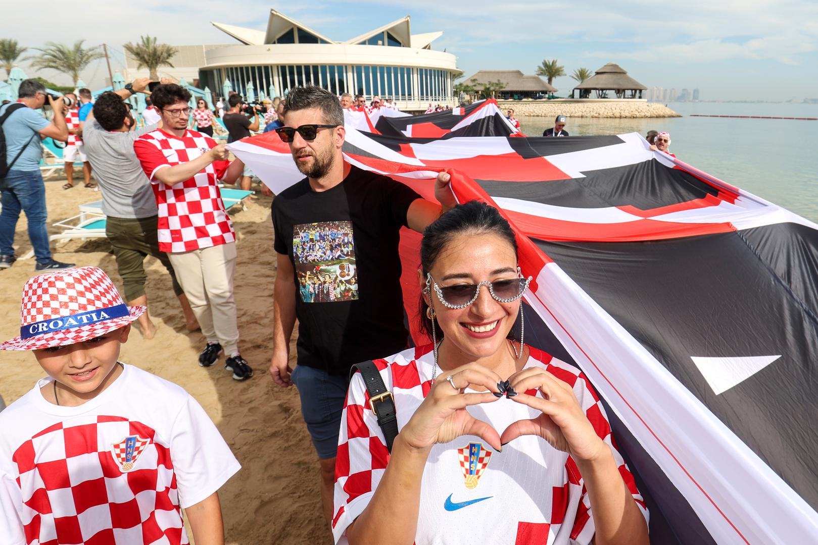 01.12.2022., Doha, Katar - FIFA Svjetsko prvenstvo Katar 2022. Navijaci hrvatske razvili su zastavu dugacku 200m na plazi ispred hotela Hilton Doha kako bi dali podrsku reprezentaciji pred utakmicu treceg kola protiv Belgije. Photo: Igor Kralj/PIXSELL