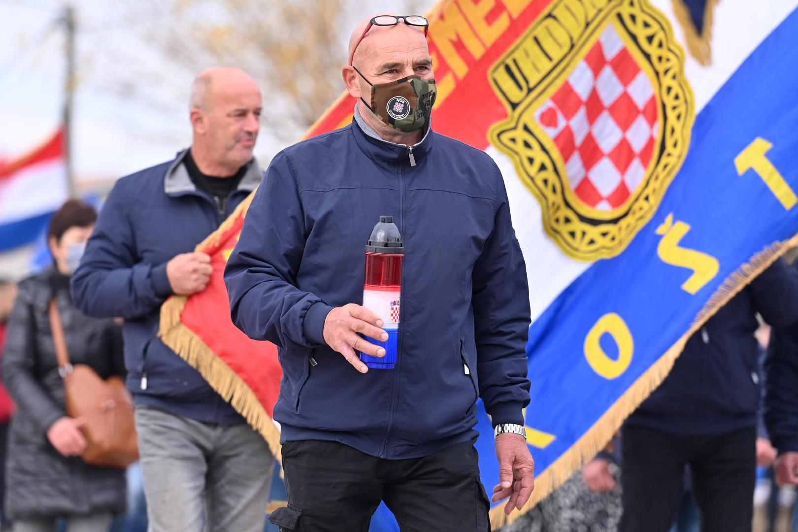 18.11.2021., Skabrnja - Kolonom sjecanja i polaganjem vijenaca na spomen obiljezje masovne grobnice obiljezava se 30. godisnjica stradavanja branitelja i civila. 