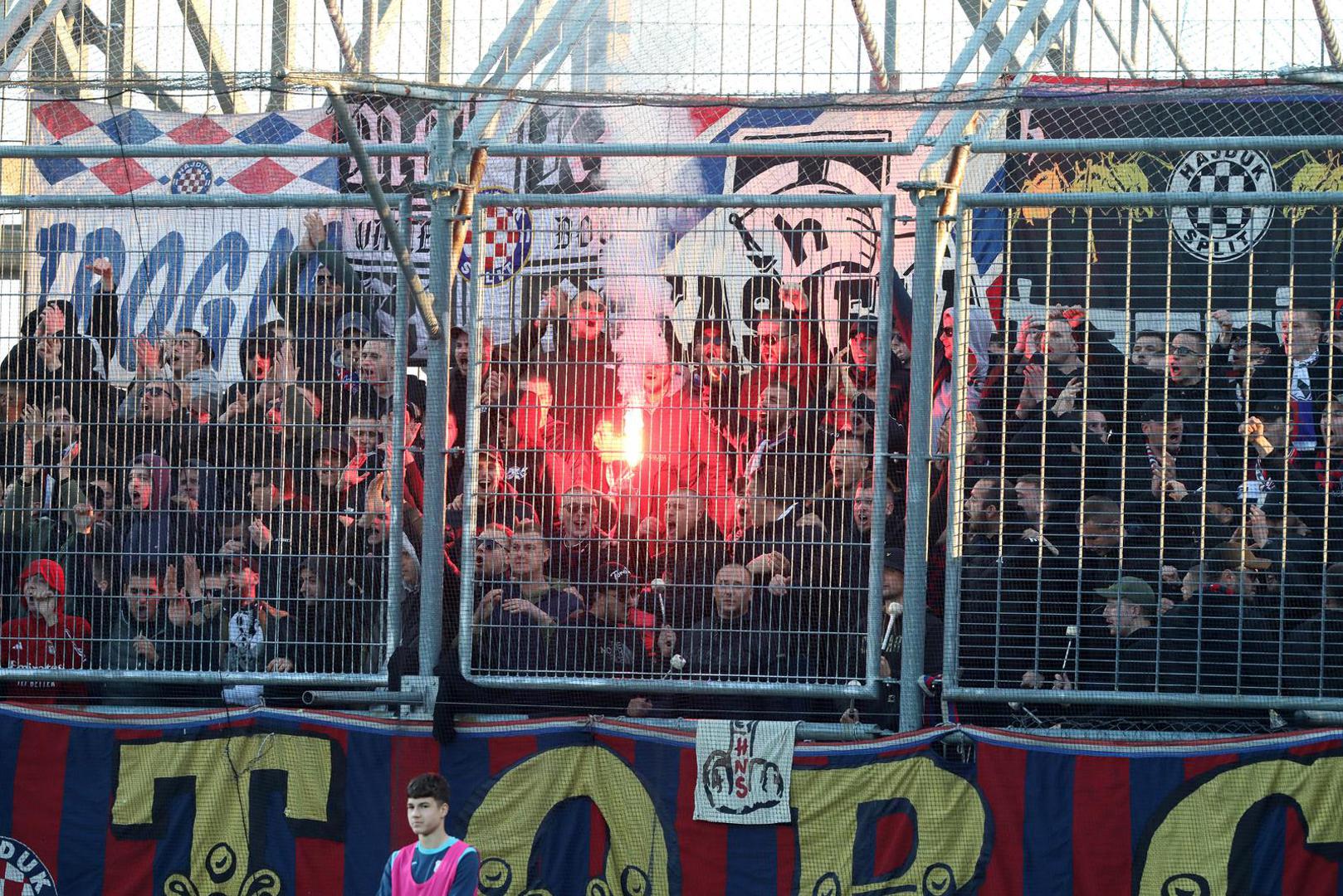 Kavez zatvoren sa svih strana na gostujućoj tribini.